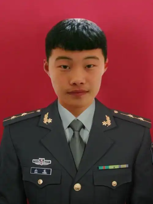 可以给我ps一张陆军军装的照片吗