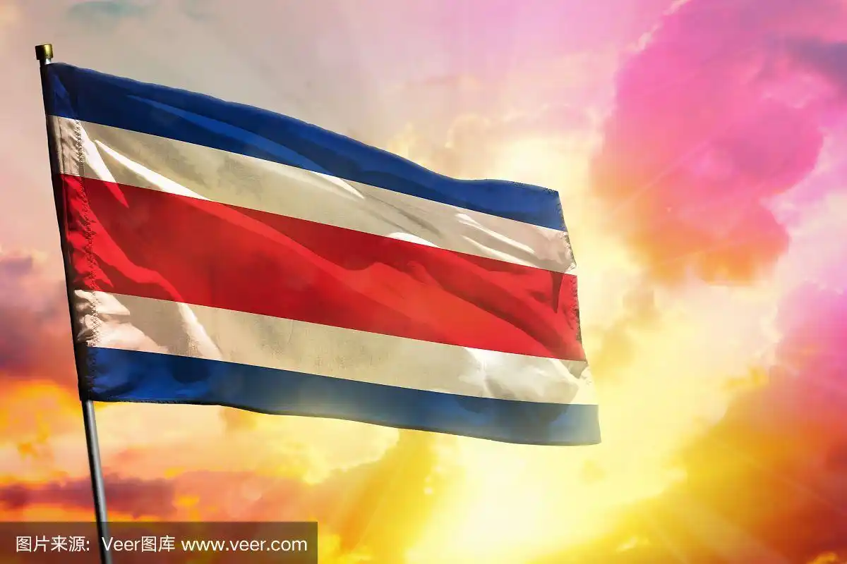 飘扬的哥斯达黎加国旗上美丽的彩色日落或日出的背景.成功的概念.