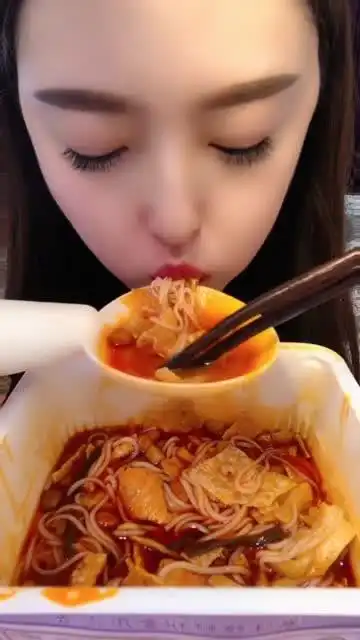 美女直播吃螺蛳粉,看着就好吃,好想来一口