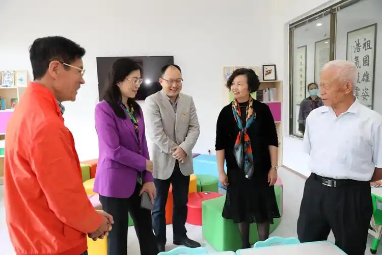 深圳市委组织部副部长老干部局局长曾雪莲到新安街道长青老龄大学调研