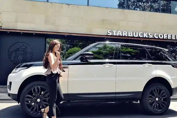 厦门路虎事件:女车主与代驾发生亲密互动,引无数人围观