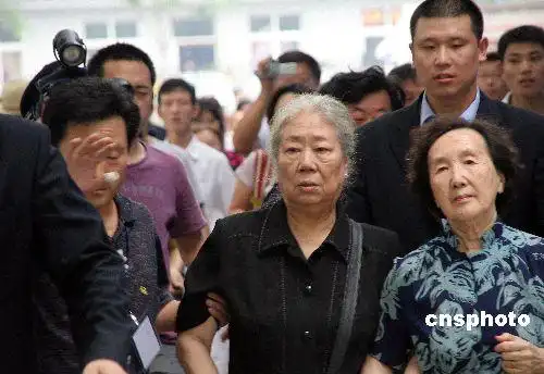 组图:文兴宇追悼会举行 演艺界人士前来送别(2)