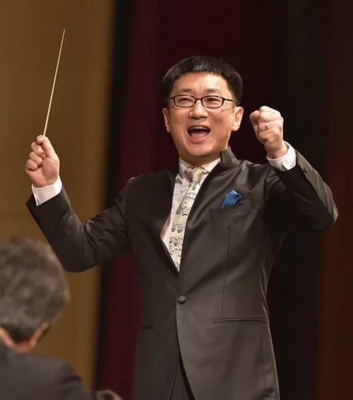 李心草,首位进入维也纳国家歌剧院执棒的华人指挥家,现任中国国家交响