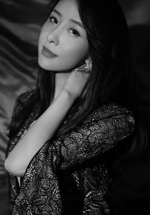 简介:贾青典雅大气写真图片,分享一组贾青图片给大家,图中的明星图片