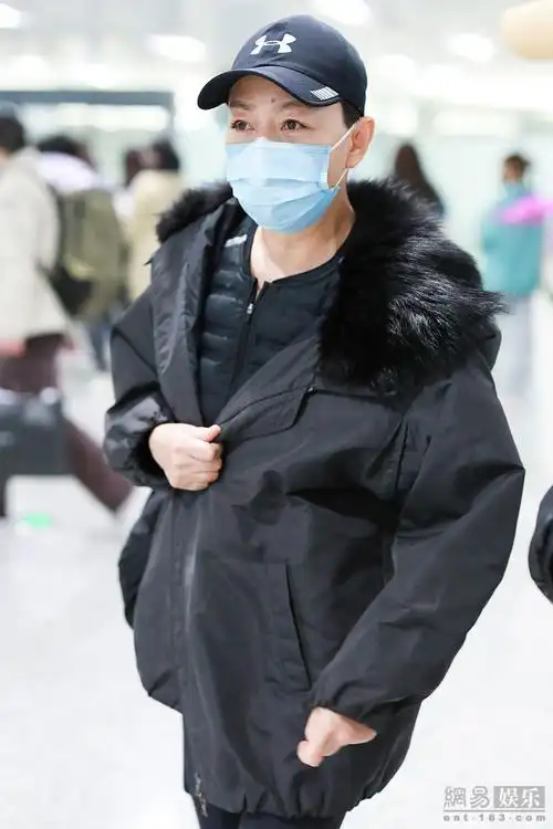 宋丹丹戴帽遮面低调走机场美腿修长