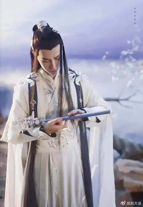 王一博这组白衣古装造型你绝对没见过比蓝忘机还要雅正出尘