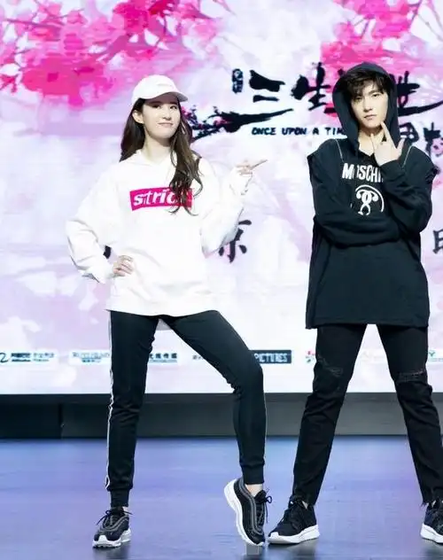 刘亦菲杨洋首映礼尬舞 颠覆形象尬舞嗨全场