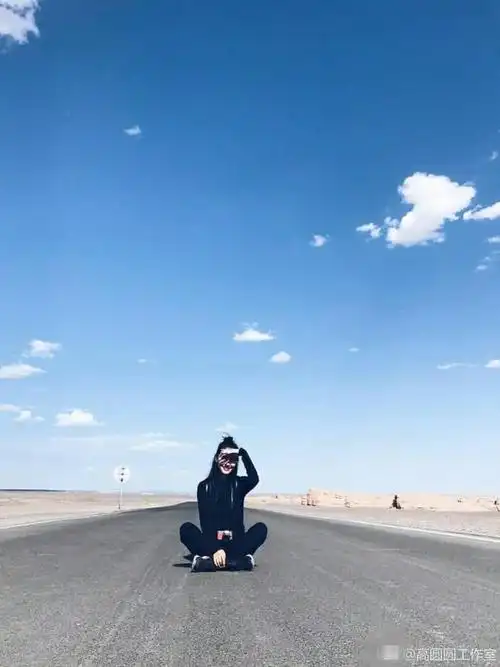 高圆圆最美背影搭配美景网友大呼最美不过圆圆美