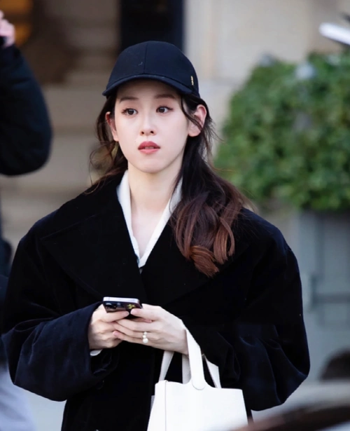 原创章泽天生完二胎这是肿么了牙齿凸出地包天严重穿着4万名牌难掩