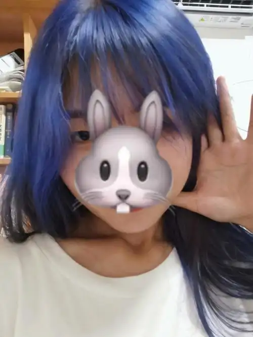 因为一开始染的是红色,颜色还没有完全掉完又去染了蓝色,头发颜色意外