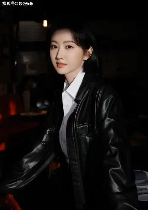 景甜短发新造型亮相,皮衣妖娆身材吸睛无数,颜值爆表如动漫女神_魅力