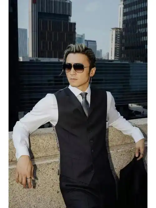 灰发真空西装的谢霆锋,一出场颜值秒杀一大片男明星