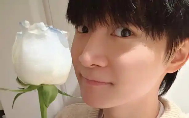 【周深】最新自拍来了,就知道深深今天会有消息,大家节日快乐!