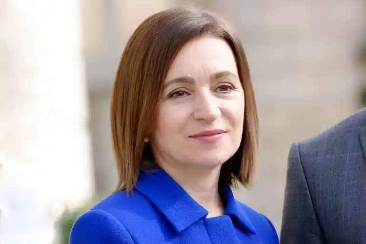 原创马克龙欢迎摩尔多瓦美女总统好热情用手扶腰美女穿蓝套装好美