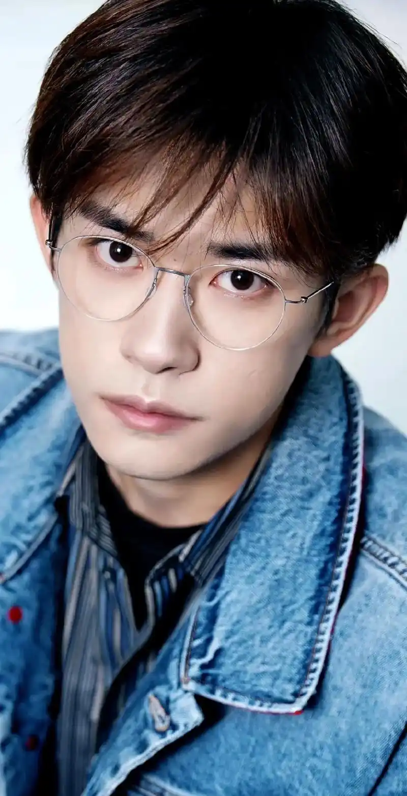 易烊千玺眼镜杀2.0帅迷糊啦千玺眼镜杀get千玺同款穿搭 : - 抖音