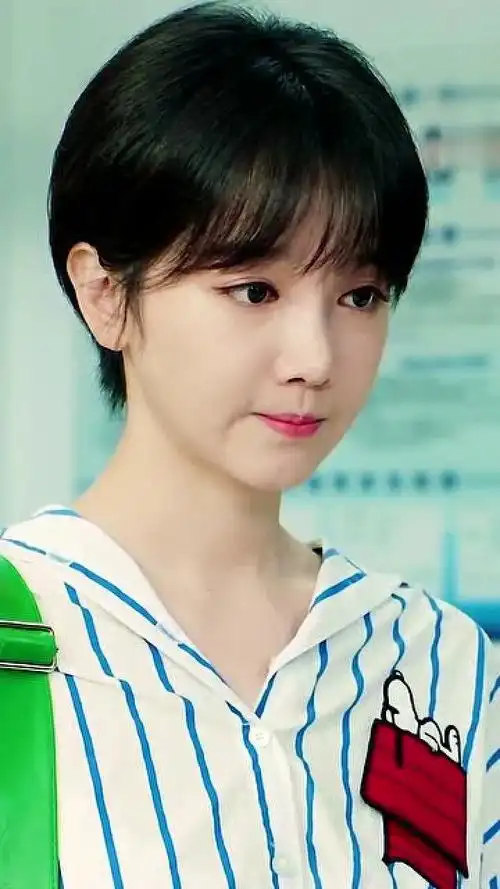 陈小纭短发太美了给人的感觉特别清纯樱桃小嘴好想啵一下