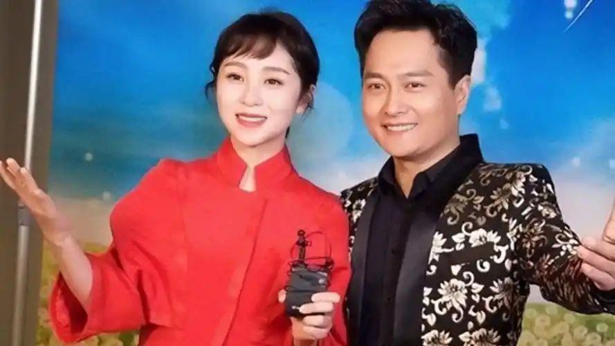 云飞离婚后再娶美娇妻!两人甜蜜对唱《云在飞》,实力上演开口跪