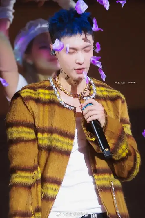 张艺兴  网友热评:  -- 今天短发老公啊啊啊啊啊  -- 妈呀怎么这发型