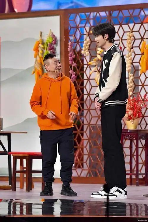 卫视春晚看点王冰冰演小品摔了一跤柳岩反追宋小宝