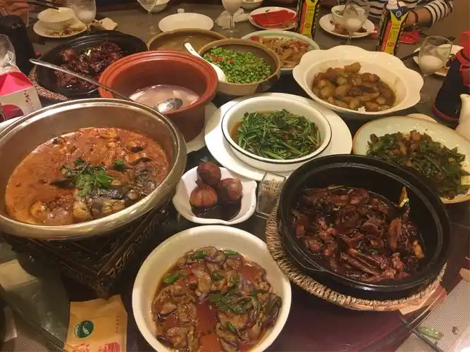 好多菜,拍给没来的同学,假装我们在一起吃.