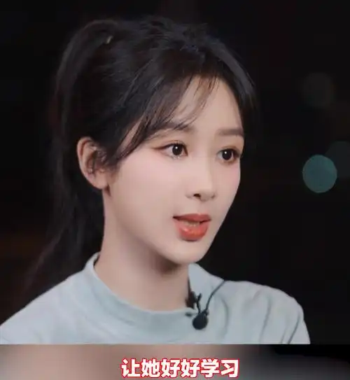 杨紫去参加活动,一位妈妈带着女儿走过来,"我们全家都支持她追你,你能