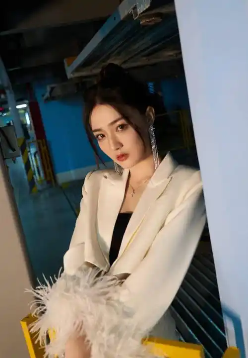 徐璐真有超模气质,白裙西装光影大片,大长腿又美又飒_时尚_身材_白色