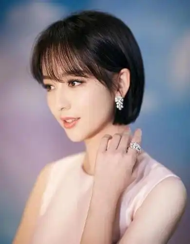 佟丽娅又换新发型,甜过初恋,波波短发配上空气刘海太减龄