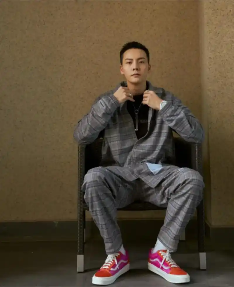 时尚大片 没错,就很喜欢93#西装杀 #陈伟霆 #帅出天际 - 抖音