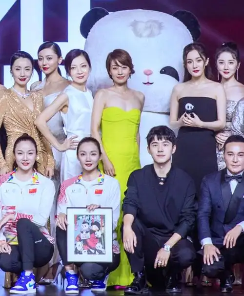 30多位明星大合影,杨幂马伊琍咖位高,细节能看出艺人交际能力|杨幂|陈