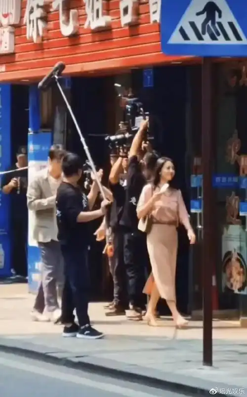 内江街头偶遇胡歌,高圆圆相陪一起吃冰棒,合作开拍新剧受期待