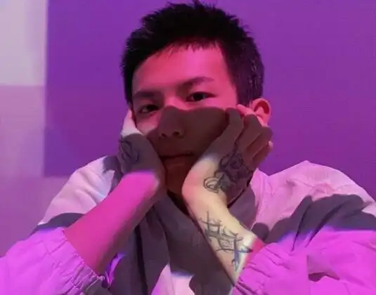 十七,本名李政,2002年出生于四川成都,英文名叫chase.