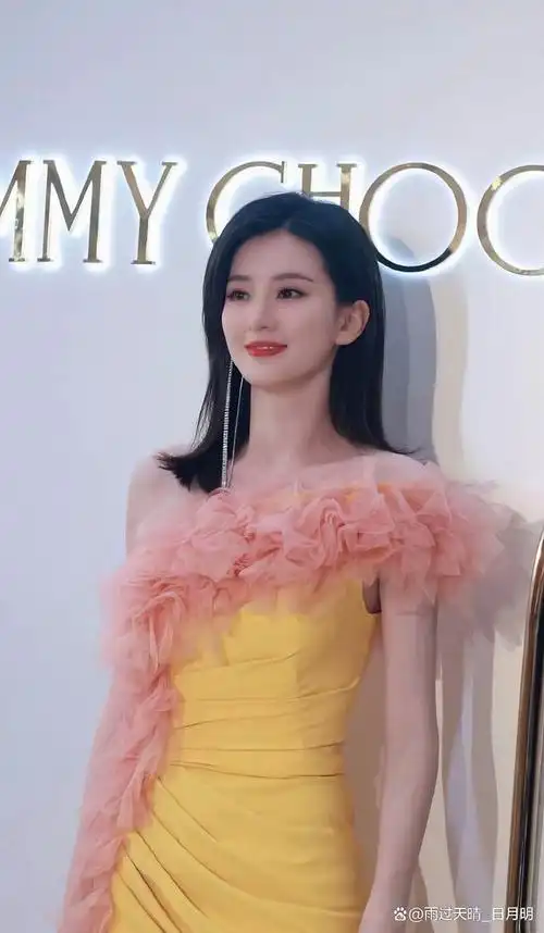 90后美女明星乔欣清新脱俗,给人一种亲切可爱的邻家女孩的感觉