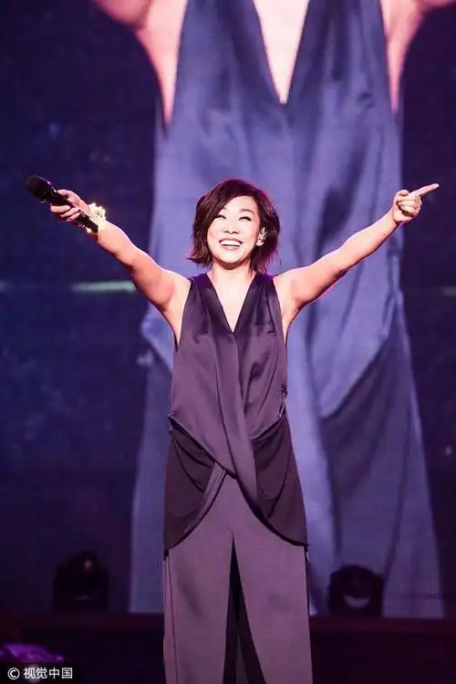 不老歌姬51岁林忆莲佛山开唱热爆全场频挥手自嗨活力四射