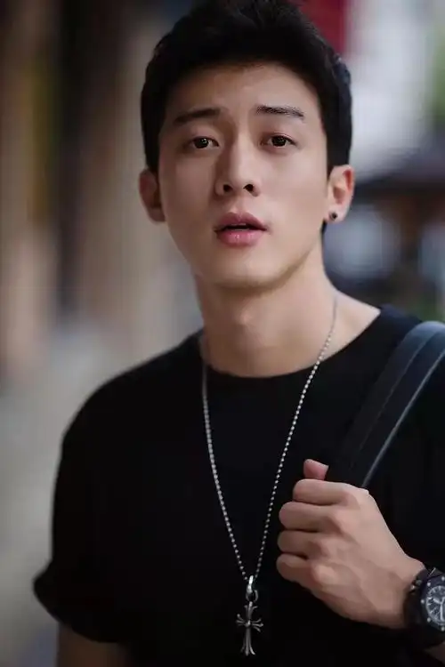 痞帅渣男侯雯元火了凌潇肃李现结合体肌肉型男靠身材出圈