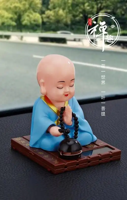 新品太阳能汽车摆件小和尚敲木鱼念经摇头创意装饰用品车内饰品小和尚