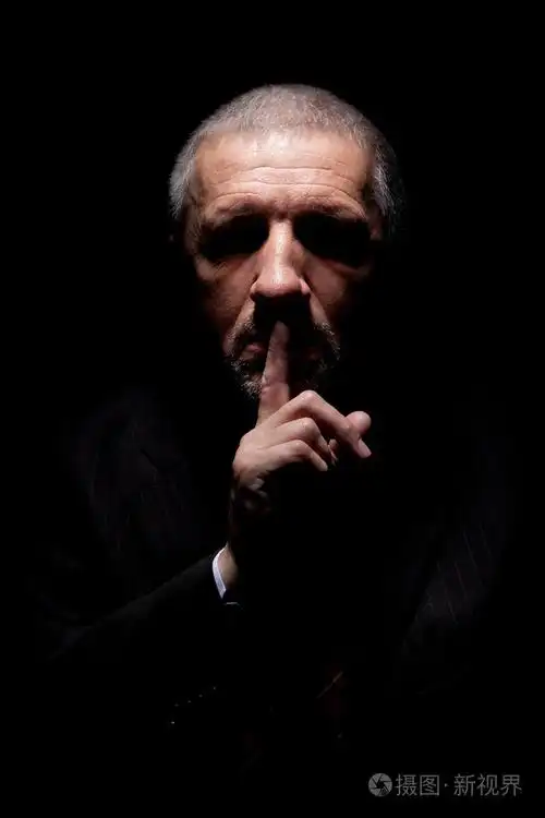 可怕的男人打手势沉默