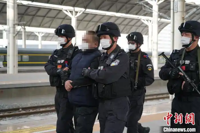 青海最后一名涉恶目标逃犯从中缅边境押解回青