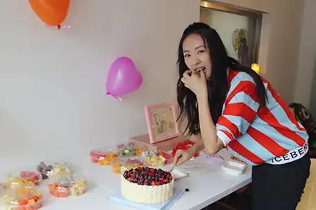 昨日,演员童瑶以直播的方式与网友分享了自己过生日的快乐时光.