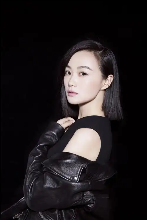 战菁一时尚写真曝光 尽显优雅气质