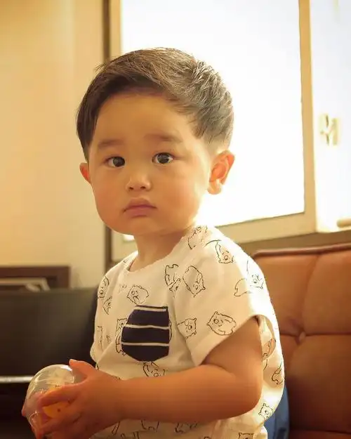 小男孩夏天发型别乱剪选这5种就对了时尚帅气真有型