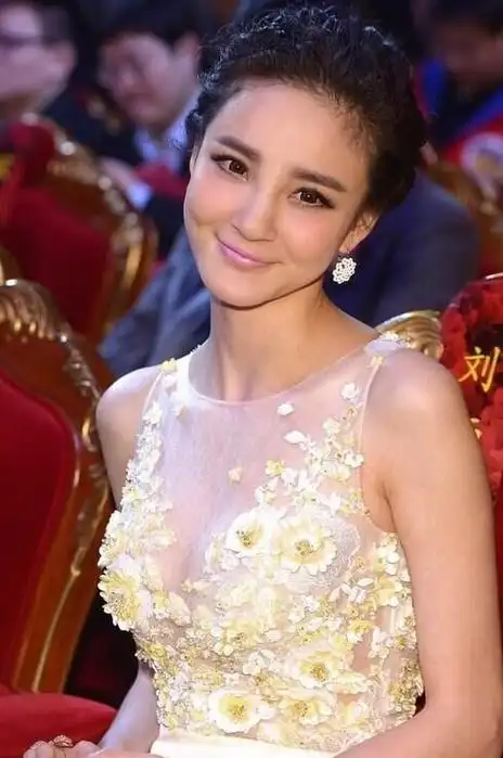 扒女星胸小尴尬事件 盘点爆乳出镜的女星们!