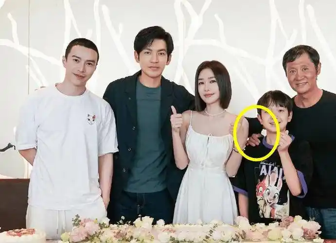 魏大勋疑为秦岚庆44岁生日,曝两人在三亚见过父母,有图为证!