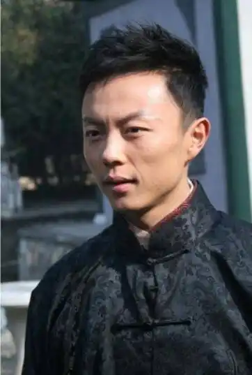 9岁拍戏,本有望是李连杰的接班人,如今沦落拍烂剧(1)