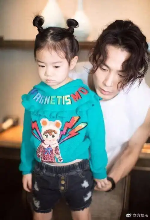 戚薇和李承铉一直都是娱乐圈的模范夫妻.