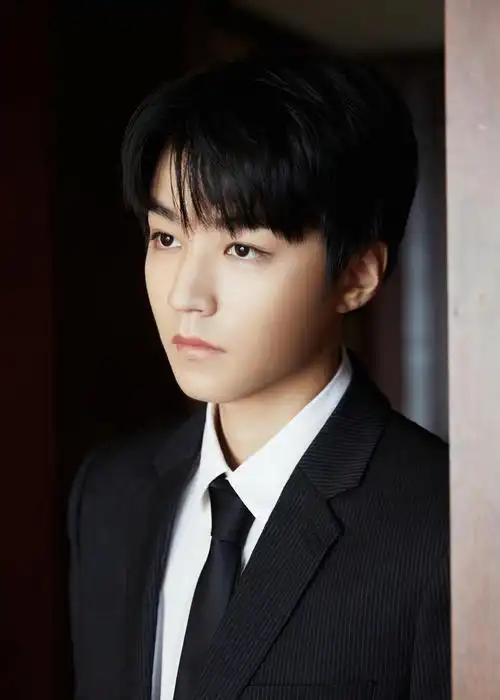 王俊凯黑色西装随拍来啦修长身材衬托优越比例