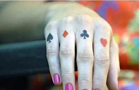 美女手指漂亮好看的黑桃爱心梅花方片图片 - 纹身秀