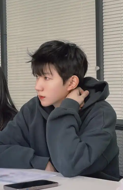 王源筹备新专辑花絮写真释出刘海造型增添元气少年感