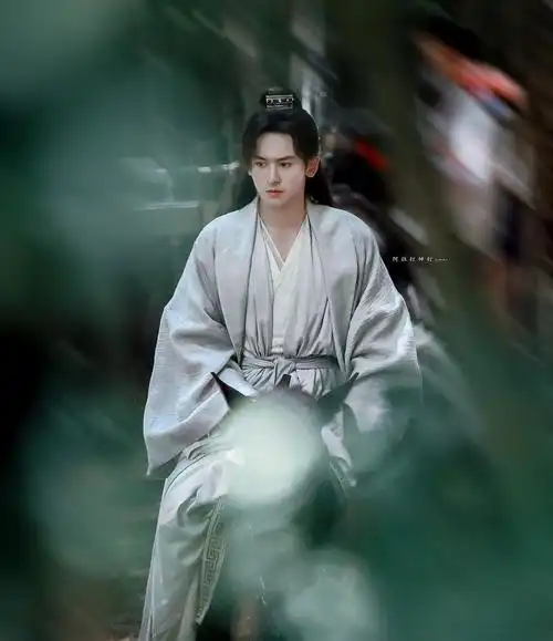 主要是翻好久周絮乞丐妆没找到图.春秋荒梦的图挺好看就是没胡子.