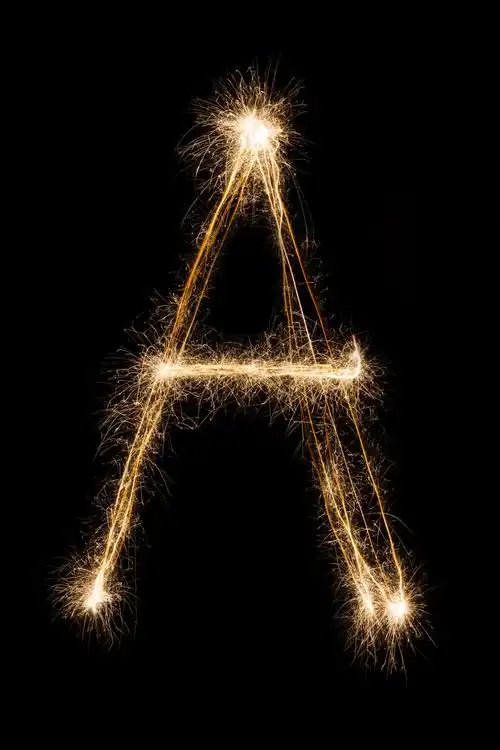 黑色背景上燃烧的英语大写字母a
