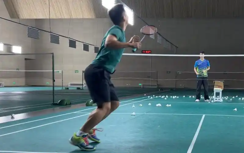 羽毛球第一课, 挥拍,转身,跳杀步伐最初教学.